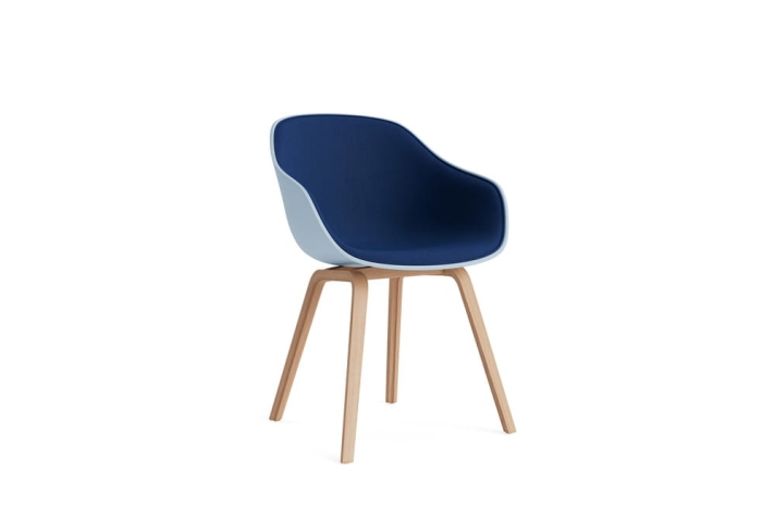 AC106-D124-AA44-01PC_AAC 222 front uph Vidar 722_slate blue 2.0 shell_wb lacquered oak base.jpg