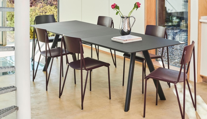 CPH 30 2.0 Extendable Table black lino black wb lacquer oak_Petit Standard dark bordeaux_Indian Steel Pitcher NO 2_02.jpg