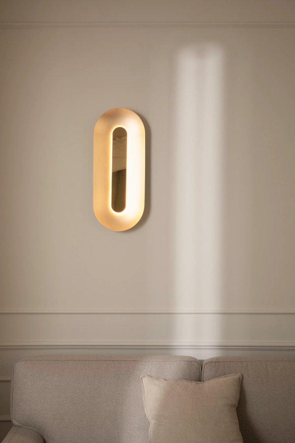 nuura-rick-tegelaar-sasi-large-brass-wall-lamp-closeup.jpg.webp