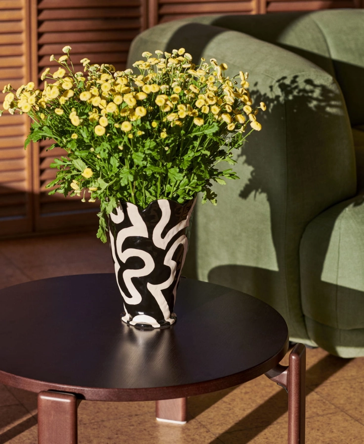 Jessica Hans Shadow Vase black and white_Rey Coffee Table umber brown wb lacquered beech_Quilton 2 Seater Linara 100.jpg