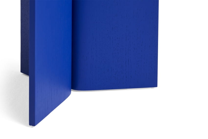 AB681-A366-AH28_Slit Table Wood Round High vivid blue wb lacquer oak_detail 01.jpg