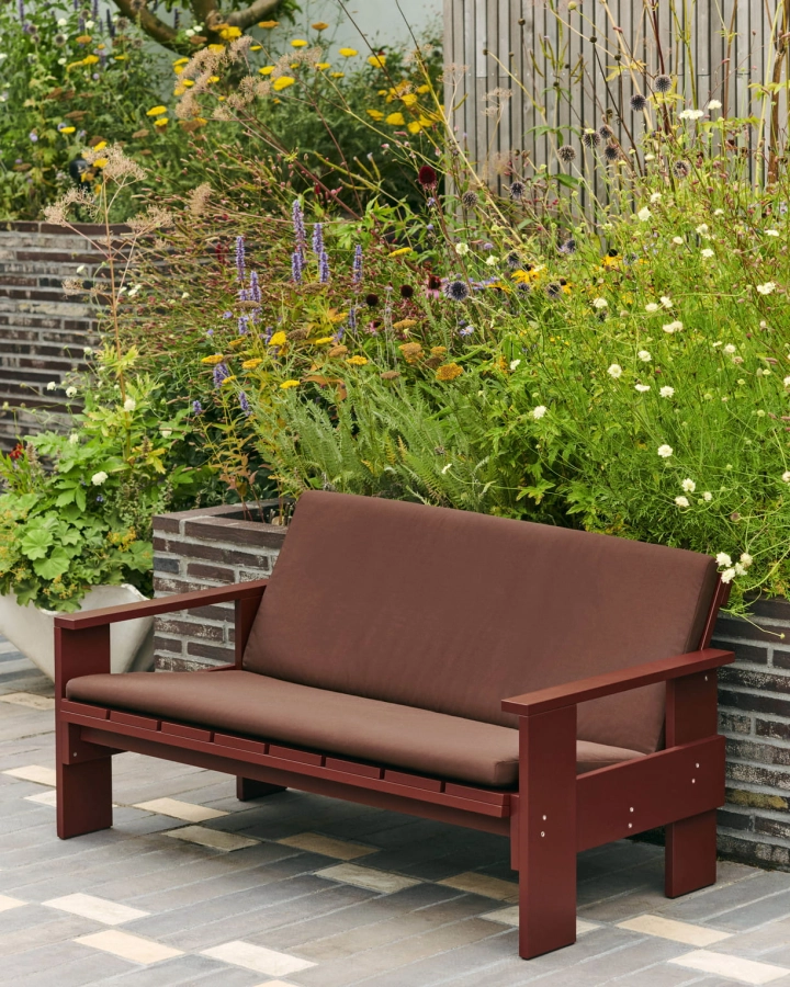 Crate Lounge Sofa iron red wb lacquered pinewood_Crate Lounge Sofa Folded Cushion iron red.jpg