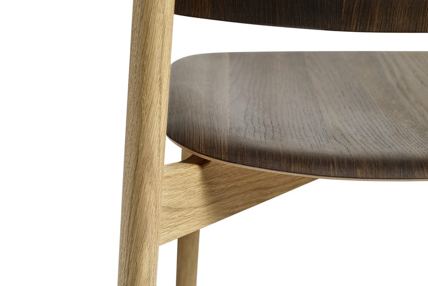AA433-A174-AA51-01UF_Soft Edge 60 smoked wb lacquer oak seat_wb lacquer oak base detail 01.jpg