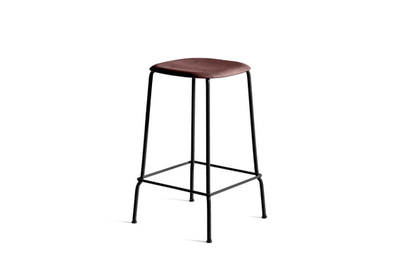 AA459-A402-AA51-01UF_Soft Edge 80 Bar Stool Low H65_Fall red wb lacquer oak seat_black powder coated steel base.jpg
