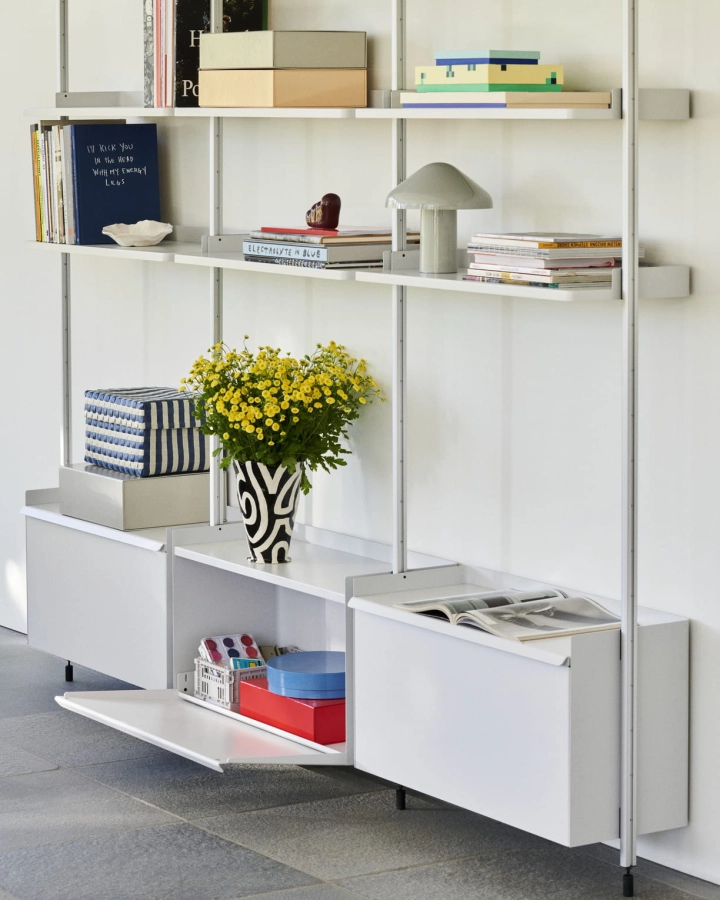 Pier System 133 PS white powder coated steel clear anodised profiles_Colour Storage sky blue and vibrant red_Jessica Hans Shadow Vase.jpg