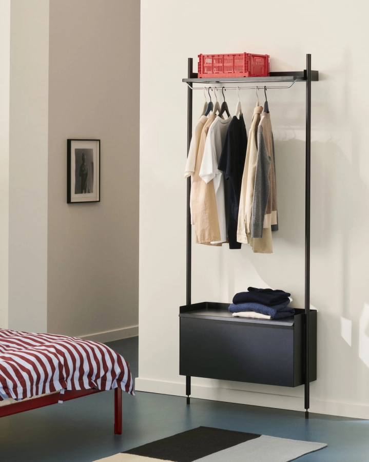 Connect Bed maroon red_Pier System 1001 PS black powder coated steel black anodised profiles.jpg