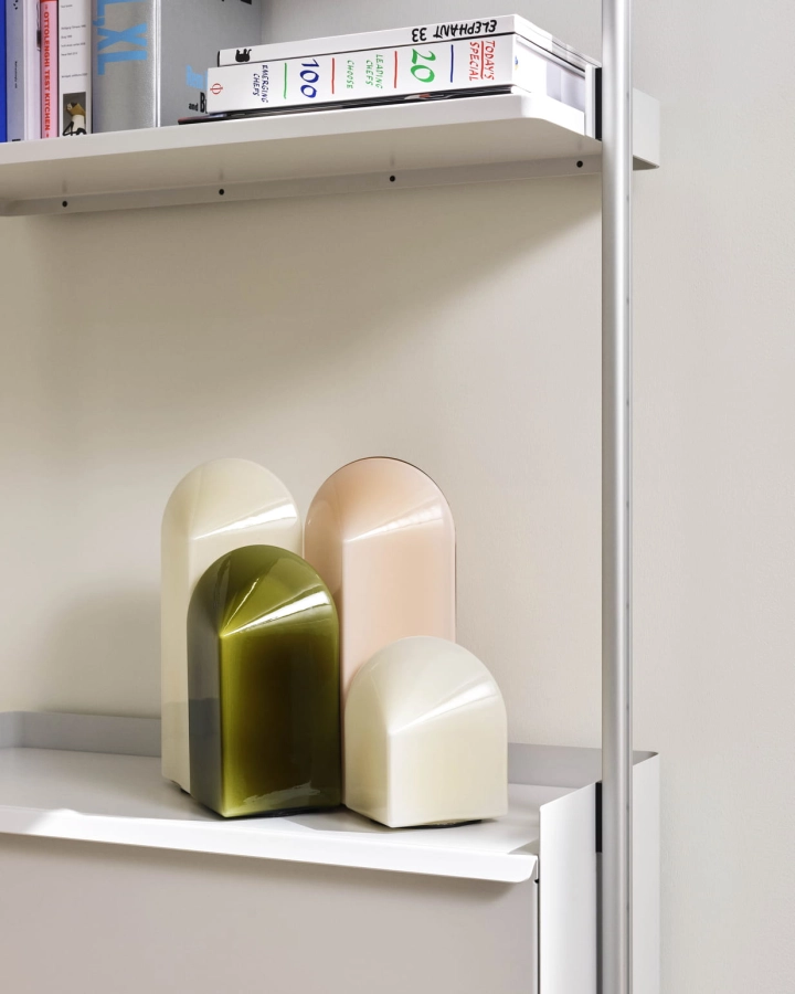 Parade Table Lamp 160 shell white_240 moss green_320 blush pink_shell white_Pier System white powder coated steel clear anodised alu profiles 02_detail.jpg