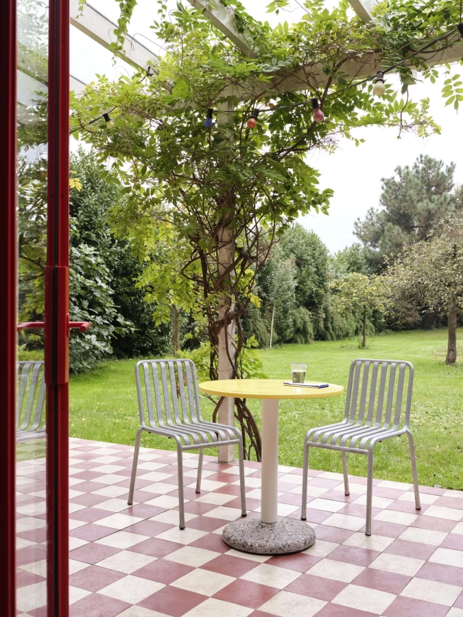Palissade Chair hot galvanised_Ceramic Table dia70xH74 bright yellow tabletop cream white tube concrete base.jpg