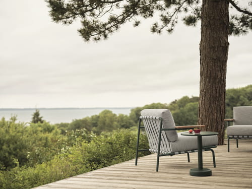 Settle-sofa-2-seater-lounge-chair-ribbed-weave-2-dark-green-linear-steel-coffee-table-dark-green-muuto-org_3.jpg