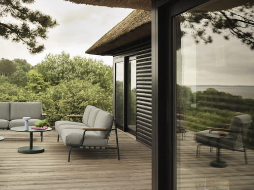 Settle-sofa-2-3-seater-ribbed-weave-2-dark-green-linear-steel-coffee-table-dark-green-ease-portable-muuto-org_3.jpg