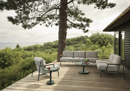 Settle-sofa-2-3-seater-lounge-chair-ribbed-weave-2-dark-green-linear-steel-coffee-table-dark-green-ease-portable-muuto-org_3.jpg