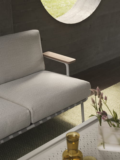 Settle-sofa-2-laze-1-grey-flow-coffee-table-ply-rug-recycled-polyester-moss-green-ridge-vase-16-white-frosted-glass-muuto-org_3.jpg