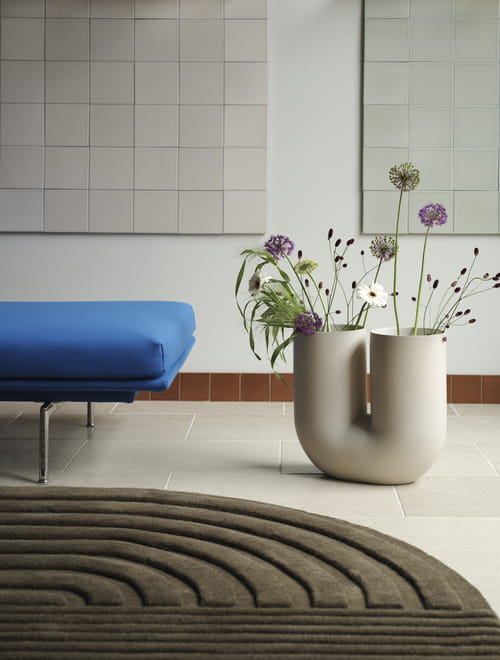Outline-daybed-steelcut-3-742-polished-alu-relevo-rug-taupe-kink-vase-39-sand-muuto-org_3.jpg