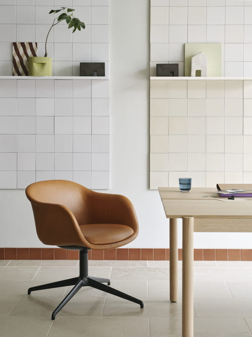 Fiber-conference-armchair-refine-leather-cognac-swivel-base-linear-system-table-oak-110-ridge-planter-15-moss-green-muuto-org_3.jpg