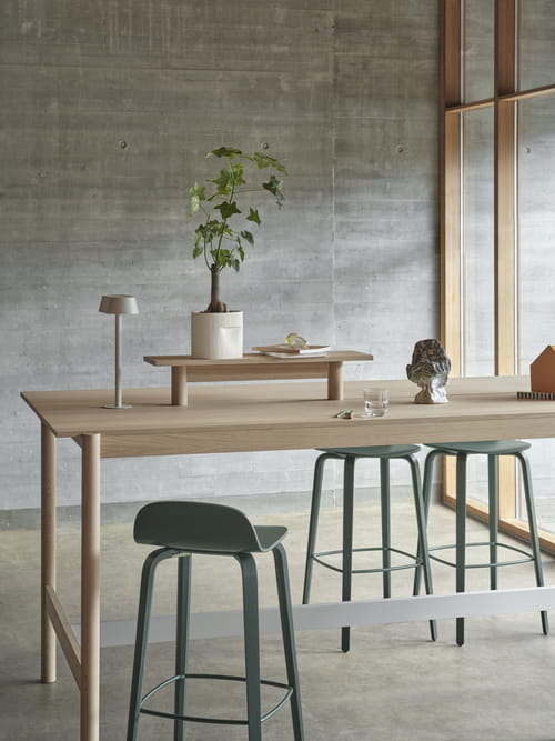 Linear-system-high-table-105-oak-tray-75-visu-bar-stool-75-dark-green-ridge-planter-15-off-white-linear-table-lamp-muuto-org_3.jpg