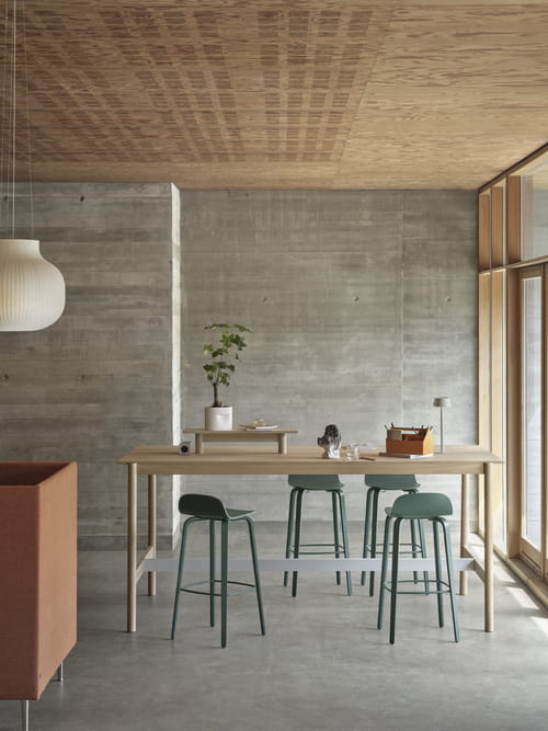 Linear-system-high-table-105-oak-tray-75-visu-bar-stool-75-dark-green-ridge-planter-15-off-white-sketch-toolbox-muuto-org_3.jpg