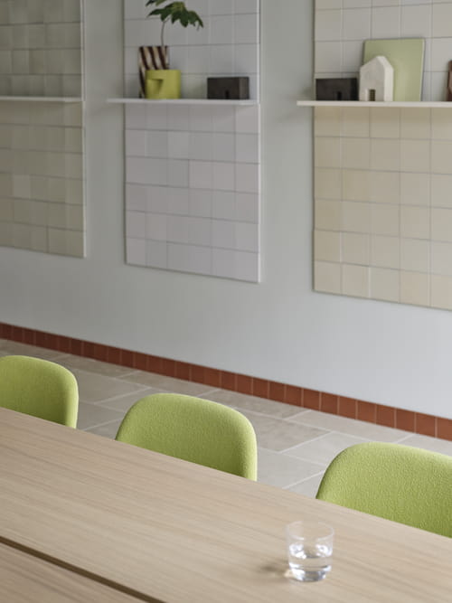 Linear-system-table-config-2-oak-fiber-side-chair-acca-961-raise-glasses-clear-ridge-planter-15-moss-green-muuto-org_3.jpg