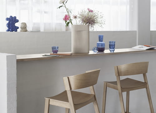 Cover-bar-stool-75-oak-raise-carafe-glass-dark-blue-ridge-h35-off-white-muuto-org_3.jpg