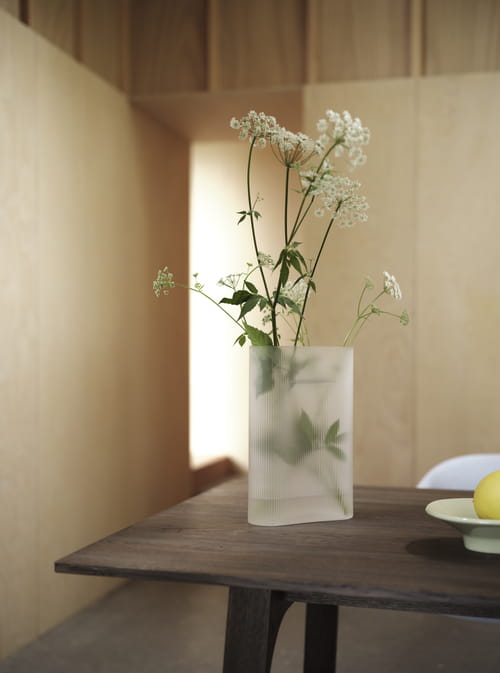 earnest-table-dark-oiled-oak-ridge-vase-35-white-frosted-glass-muuto-org_3.jpg