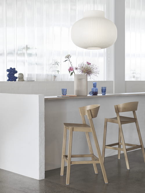 Cover-bar-stool-75-oak-raise-carafe-glass-dark-blue-ridge-h35-off-white-strand-O80-muuto-org_3.jpg