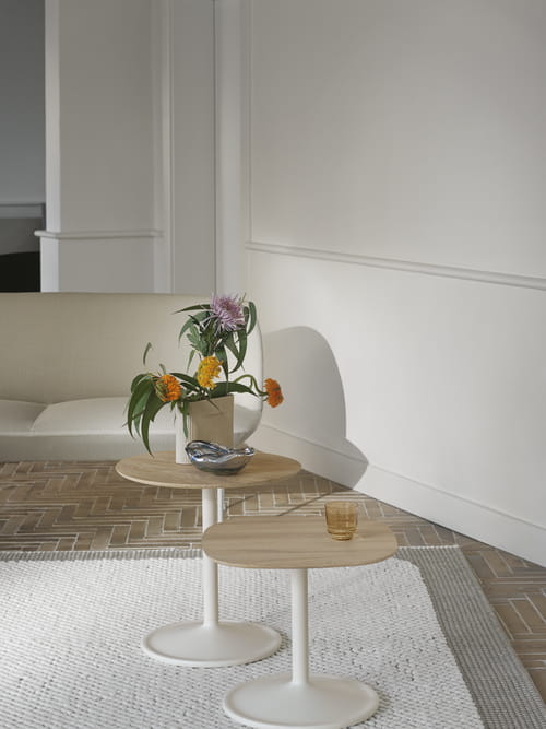 soft-side-45x45-Ø41-solid-oak-off-white-oslo-2-seater-vidar-146-grey-raise-burnt-orange-ridge-beige-pebble-rug-light-grey-muuto-org_3.jpg