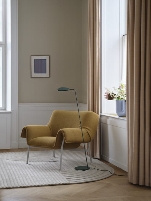 wrap-lounge-chair-hearth-008-leaf-floor-dark-green-relevo-off-white-kink-light-blue-muuto-org_3.jpg