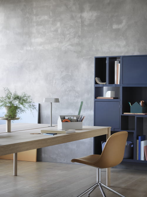 Linear-system-modular-table-oak-linear-lamp-linear-tray-sketch-toolbox-fiber-side-swivel-cognac-alu-stacked-midnight-blue-muuto-org_3.jpg
