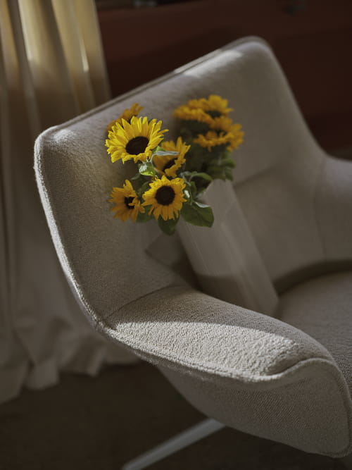 doze-lounge-chair-low-back-swivel-hearth-7-grey-ridge-vase-off-white-muuto-org_3.jpg
