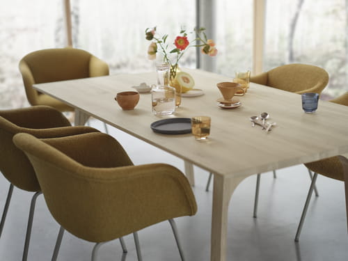earnest-extendable-table-205-oak-fiber-soft-tube-hearth-8-grey-raise-carafe-glass-clear-burnt-orange-dark-blue-muuto-org_3.jpg
