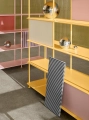 montana_free_shelving_ruby_acacia_detail01_h_2000px.webp
