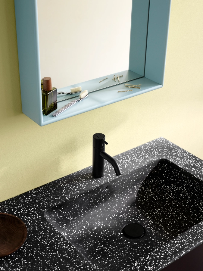 montana_home_22_23_s01_bathroom_shelfie_flint_detail_h_3000px.webp