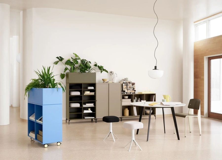 montana_office_breakoutarea_co16_plantbox_jwtable_guest_w.webp