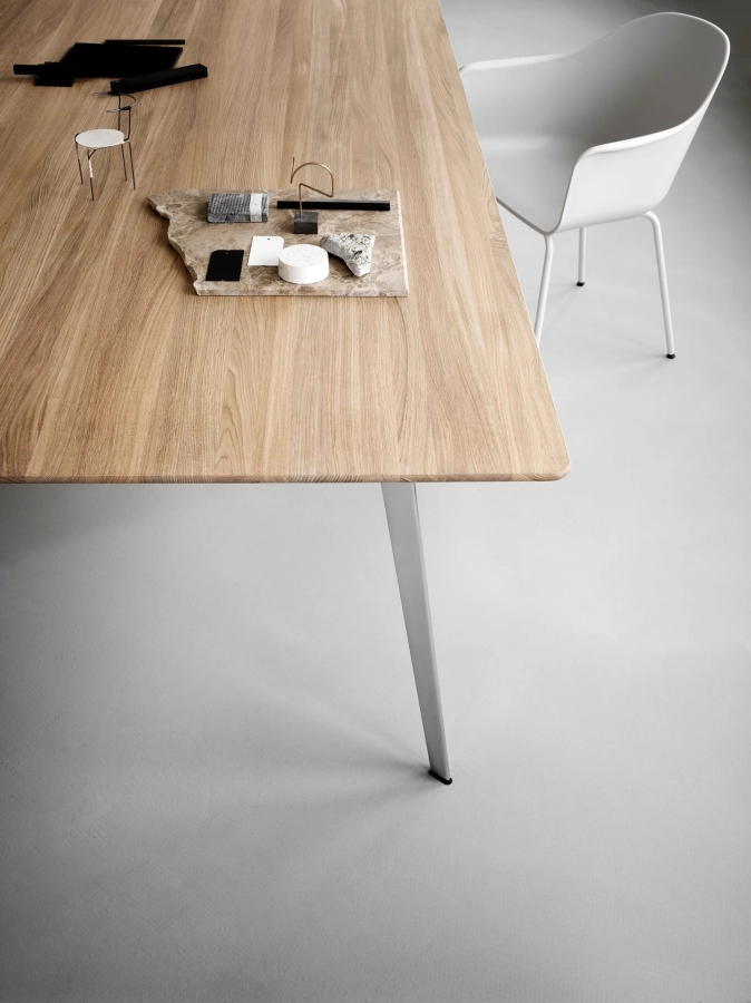 montana_office_s04_jwtable_detail_h.webp