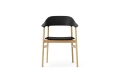 NORMANN COPENHAGEN krzesło z podłokietnikami HERIT dąb/czarne