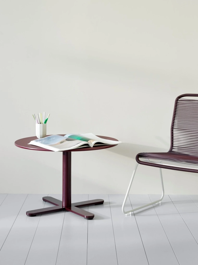 montana_multitable_cafe_h45_o70_burgundylinoleum_blackred.webp