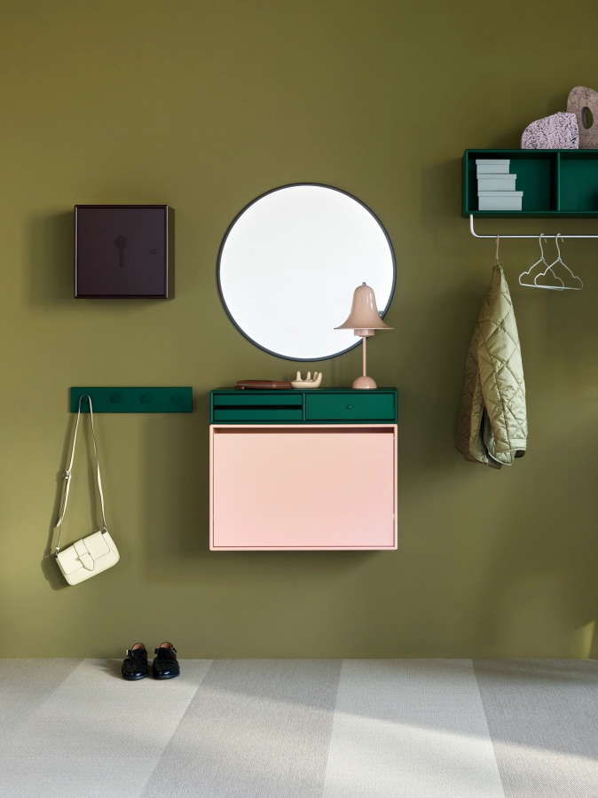montana_home_23_24_r02_unlock_around_balsamic_rack4_makeup_pine_hide_ruby_h_3000px.webp