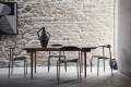 minimalistyczne wnętrze z designerskimi krzesłami
