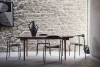 minimalistyczne wnętrze z designerskimi krzesłami