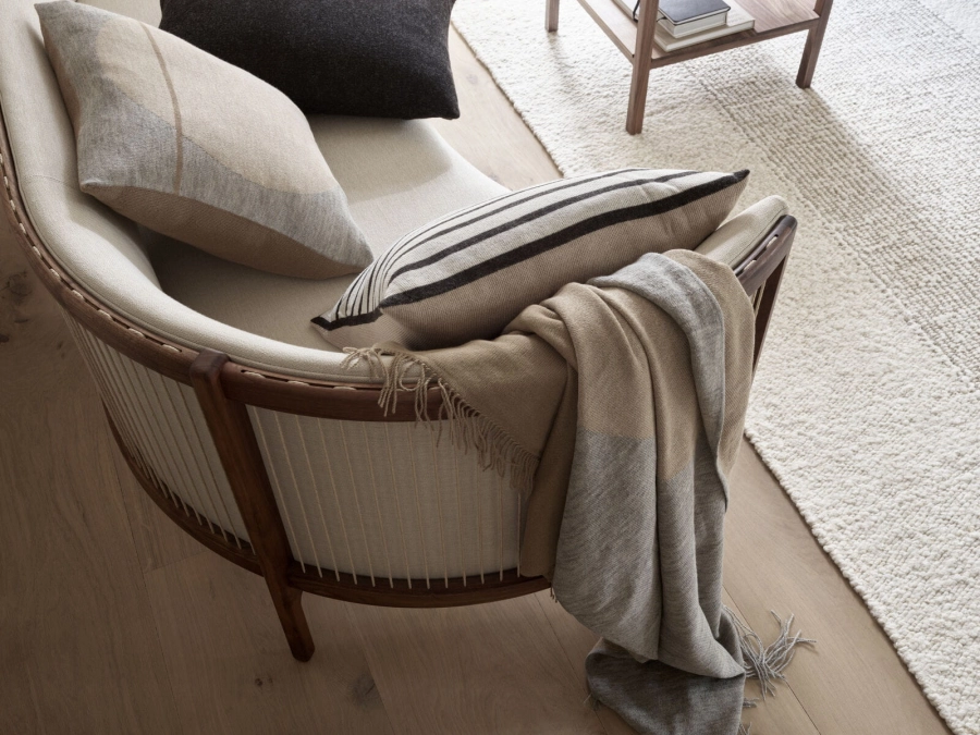 RF1903_walnut_oil_hallingdal0200_KK44860_walnut_oil_rug_white11_MO300_steel_black__3xcushion_plaid__detail-medium.jpg