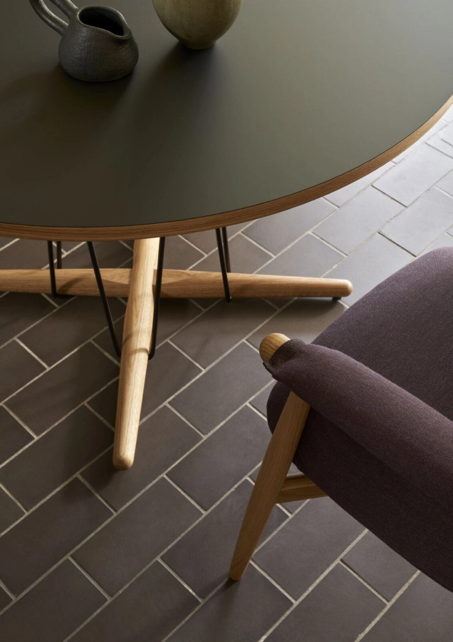 E020_Ø110_oak_oil_laminate_steel_black_E005_oak_oil_crisp4722_brown_webbing_detail-medium.jpg