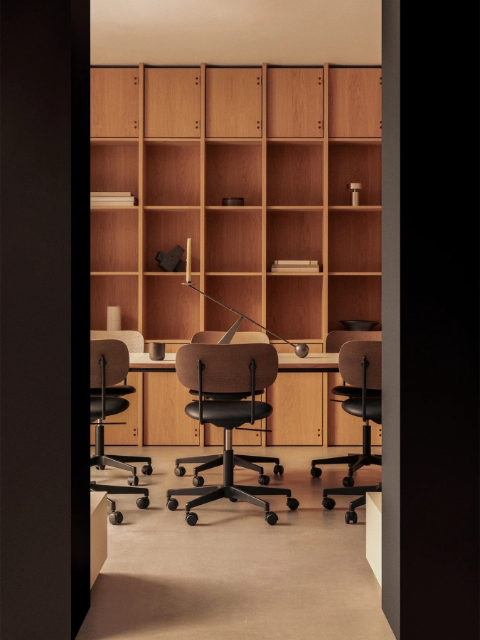 Audo_CoTaskChair_CoTable_InterconnectCandleholder_ColumnTableLampPortable_34.webp