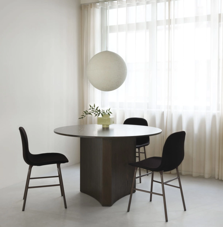 2023_Form_Chair_Steel_Brown_Vidar_386_Dark_Brown_Bue_Table_Brown_Stained_Oak_Pix_Lamp_Ø30.jpg