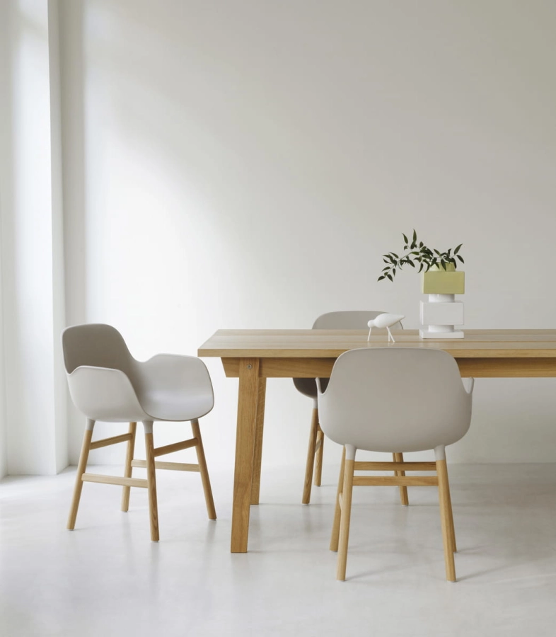 2023_Form_Armchair_Oak_Warm_Grey_Deko_Object_Sage_Slice_Table.jpg
