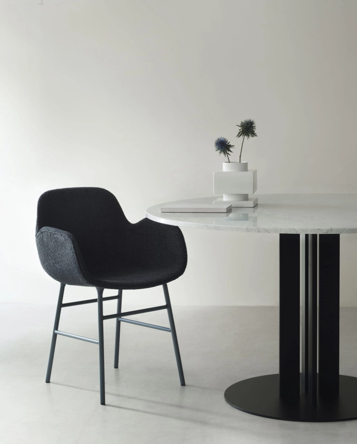 2023_Form_Armchair_Steel_Blue_Safire_0010_Blue_Scala_Table_Ø130_Marble_White.jpg