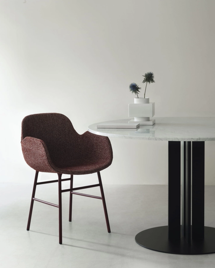 2023_Form_Armchair_Steel_Red_Safire_0013_Dark_Red_Scala_Table_Ø130_Marble_White.jpg