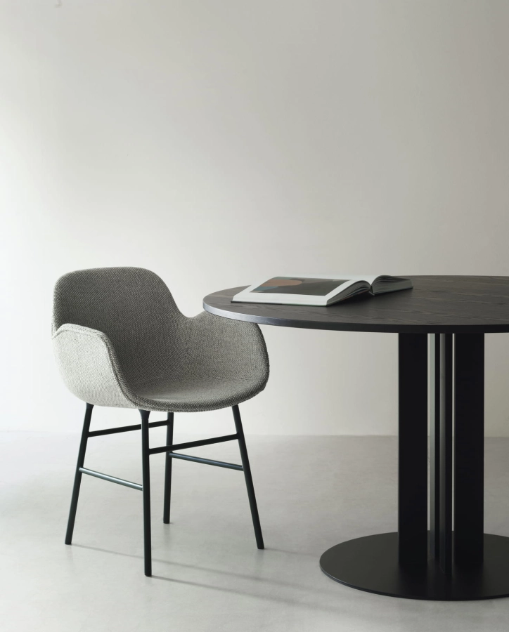 2023_Form_Armchair_Steel_Green_Safire_0006_Scala_Table_Ø130_Black_Oak.jpg