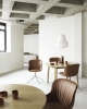 2022_Hyg_Comfort_Chair_Swivel_4L_Full_Uph_Alu_Ultra_Leather_Ultra_41574_Slice_Table_Ø120_Oak.jpg