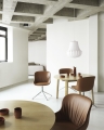 2022_Hyg_Comfort_Chair_Swivel_4L_Full_Uph_Alu_Ultra_Leather_Ultra_41574_Slice_Table_Ø120_Oak.jpg
