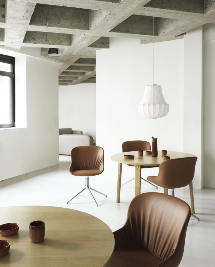 2022_Hyg_Comfort_Chair_Swivel_4L_Full_Uph_Alu_Ultra_Leather_Ultra_41574_Slice_Table_Ø120_Oak.jpg