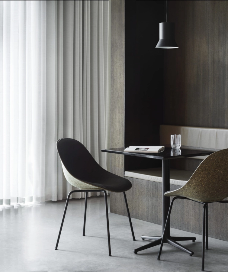 2023_Mat_Chair_Front_Upholstery_Seaweed_Steelcut_Trio_0376_Brown_Steel_Black_Hat_Lamp_Mediuml_Black_Allez_Table_4L_H75_70x70_Marble_02.jpg
